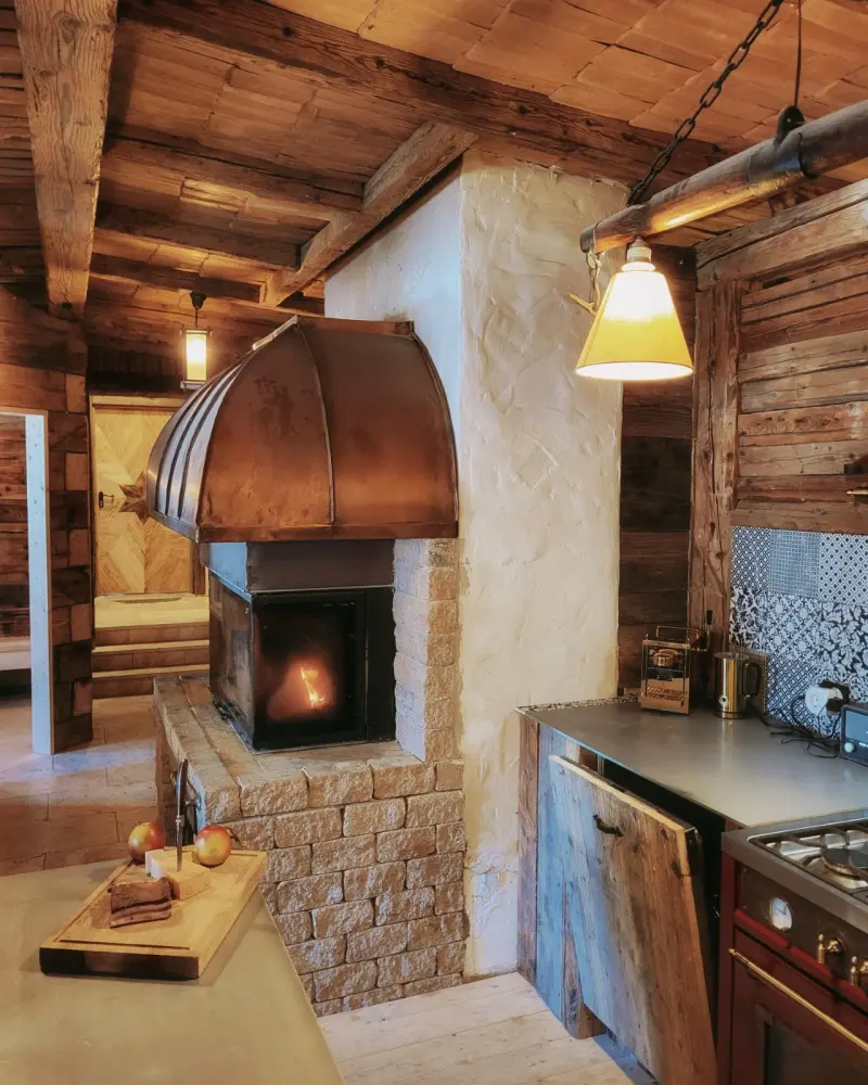 Küche der Lala-Alm mit Kamin