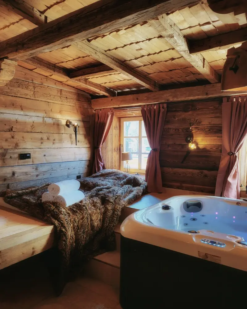 Gemütlicher Wohnbereich der Lala-Alm mit Whirlpool