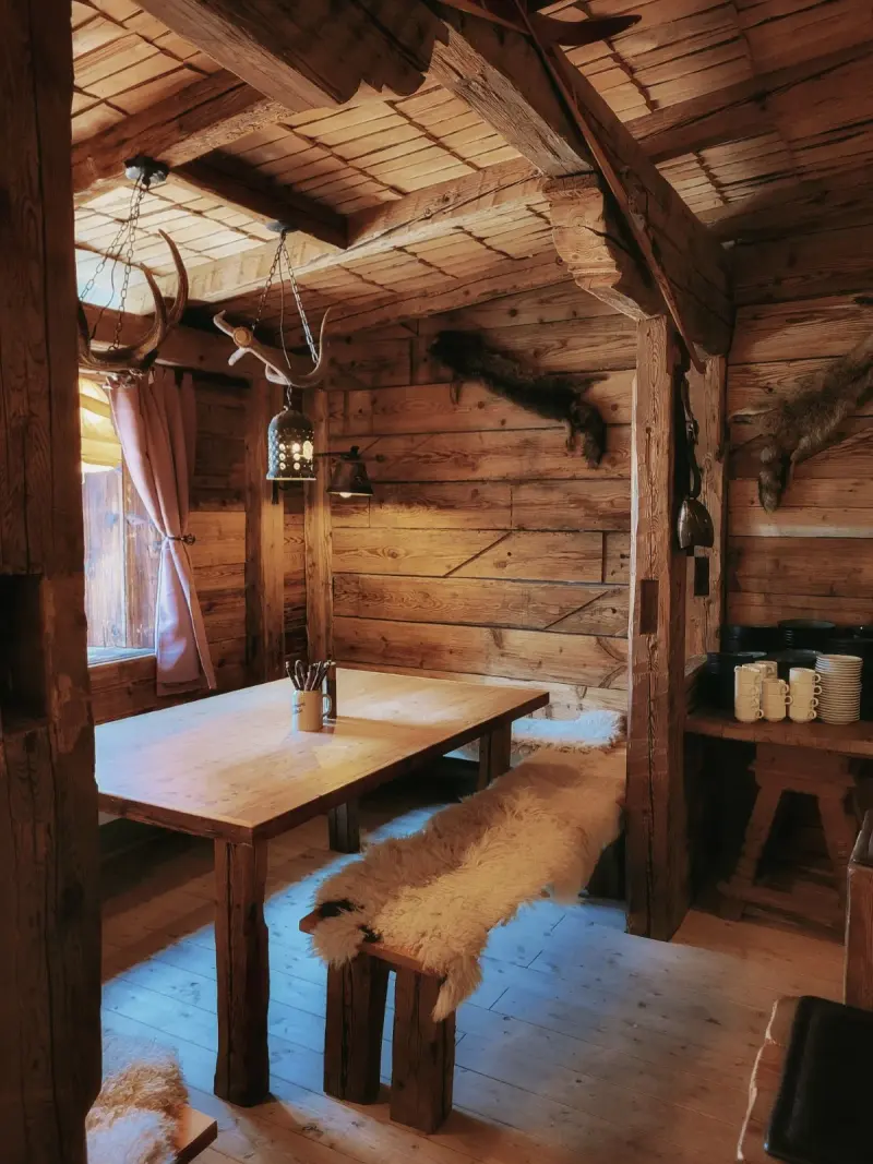 Lange Holztafel in der Lala-Alm für große Gruppen