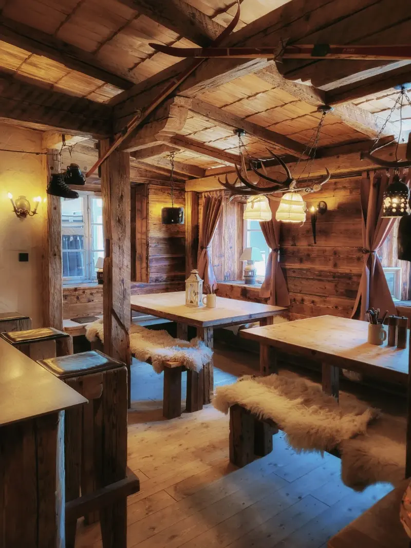 Holztische in der Lala-Alm
