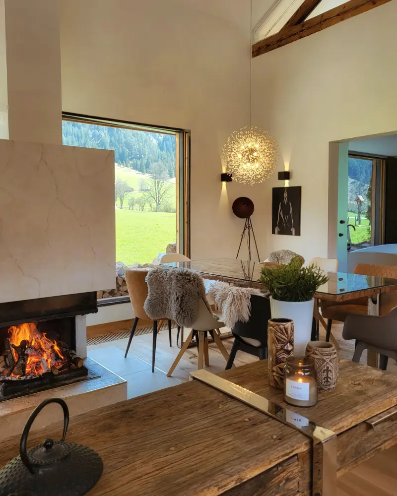 Kamin und Bergblick in der Alpenlounge