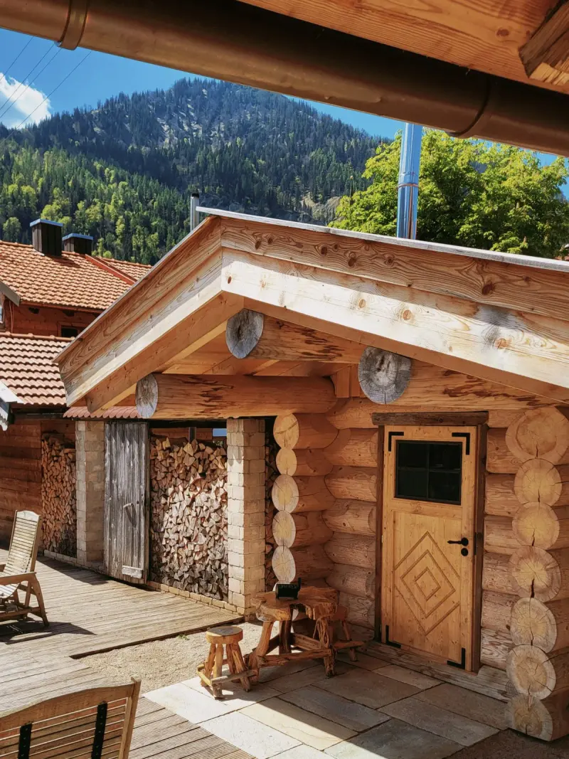 Kelo-Saunahütte im Garten der Alpenlounge
