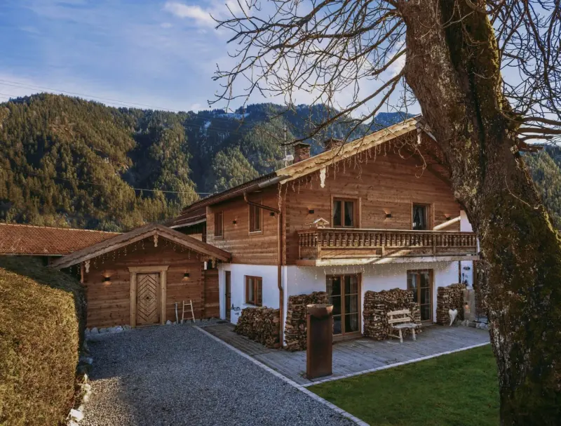 Das Alpenchalet Bayrischzell von außen mit Bergkulisse