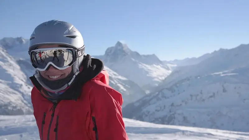 Skifahrerin vor verschneiten Gipfeln