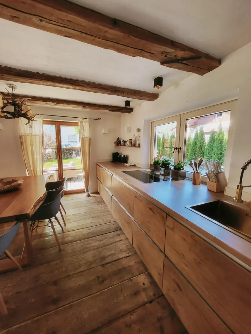 Alpenchalet – Küche & Essbereich