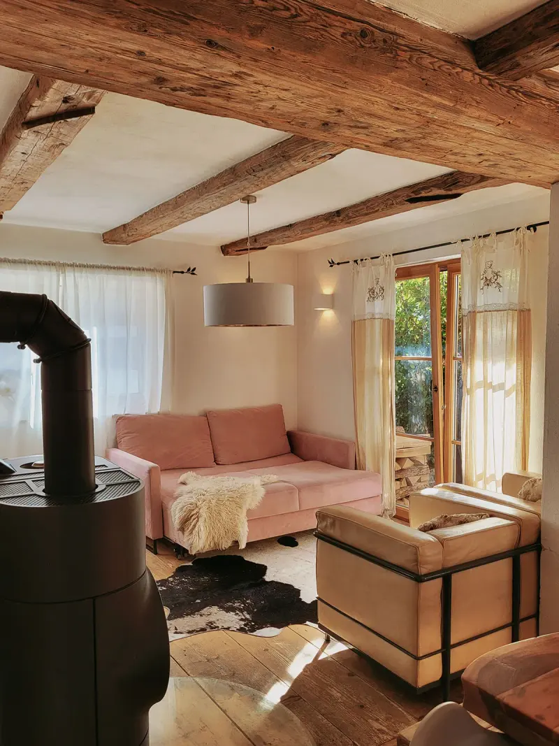 Gemütliche Sofaecke im Alpenchalet