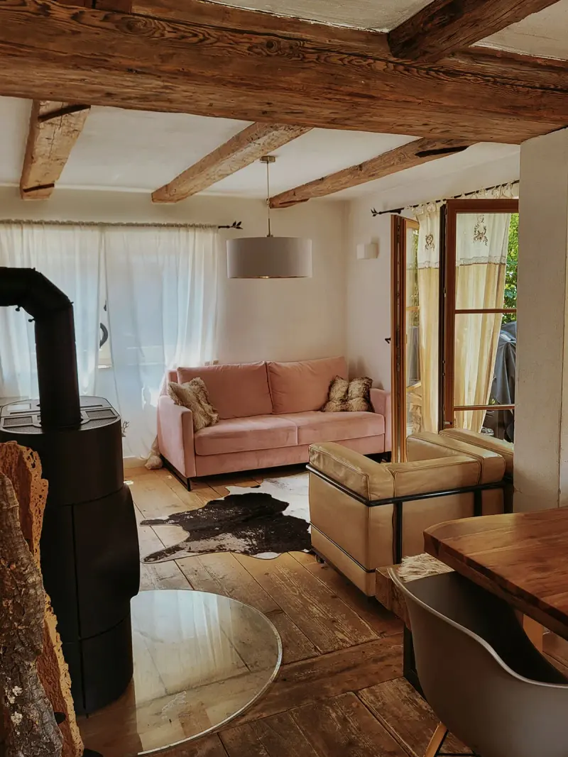 Wohnbereich des Alpenchalets mit Kamin