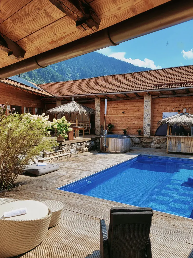 Außenbereich der Alpenlounge mit Pool und Lounge-Möbeln